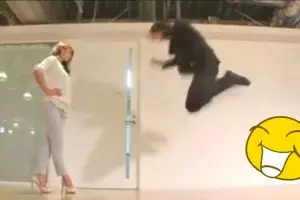 Gaya minta maaf ala Jepang ini dijamin ampuh bikin hati cewekmu luluh