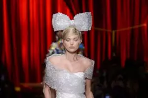 5 Bahan gaun ini unik abis, dari trash bag sampai tirai kamar mandi