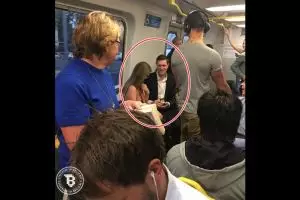 Pacaran 10 tahun, cowok ini lamar kekasihnya di kereta