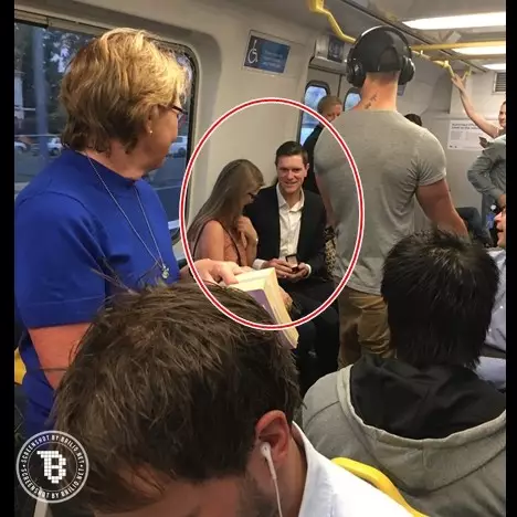 Pacaran 10 tahun, cowok ini lamar kekasihnya di kereta