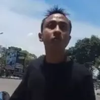 Marah ditilang karena tak pakai helm, pengendara ini maki-maki polisi