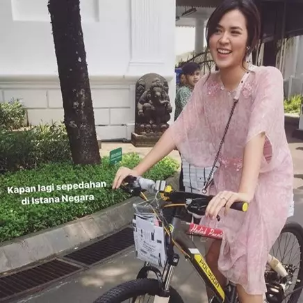 Ini ungkapan kebahagiaan Raisa dapat sepeda dari Presiden Jokowi