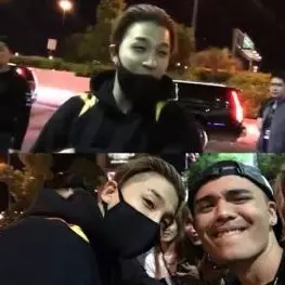 8 Seleb Korea ini pernah beri kejutan pada fans-nya, makin kagum deh