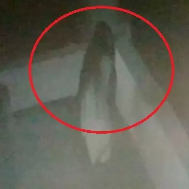 Penampakan sosok berambut panjang ini bikin geger, dibilang Kuntilanak