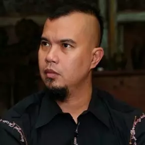 Ahmad Dhani vs Ari Wibowo memanas, saling sentil pakai status sinis