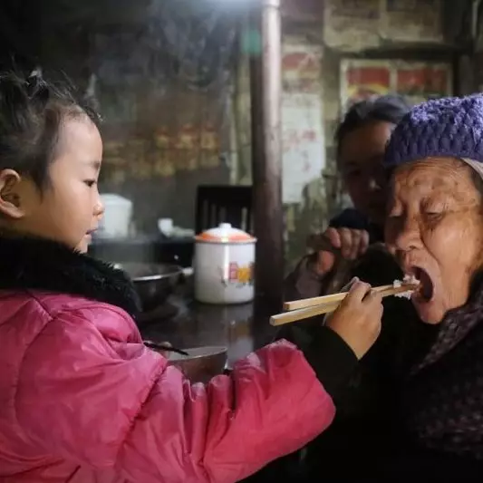 Kisah bocah 5 tahun rawat sendiri nenek &amp; buyutnya ini bikin terenyuh