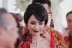 11 Foto prosesi lamaran Dion Wiyoko & Fiona Anthony, selamat