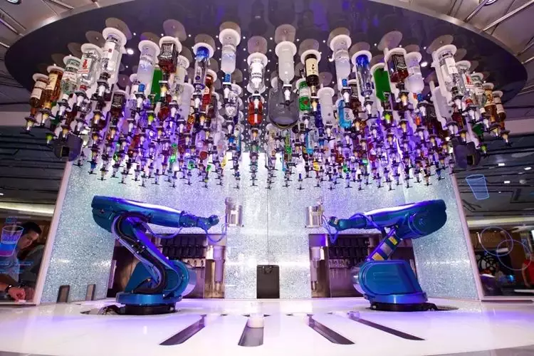 Bar ini layani pelanggan dengan robot, disebut-sebut pertama di dunia