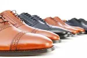 4 Inspirasi sepatu yang cocok dengan kemeja batik, tampil makin oke