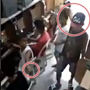 Nggak terima ditegur, orang ini bawa golok ke tempat game online