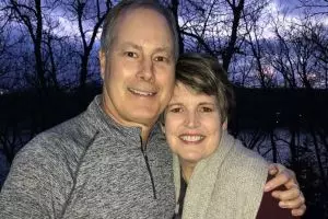 Aksi pria lamar kembali istrinya yang menderita kanker ini bikin mewek