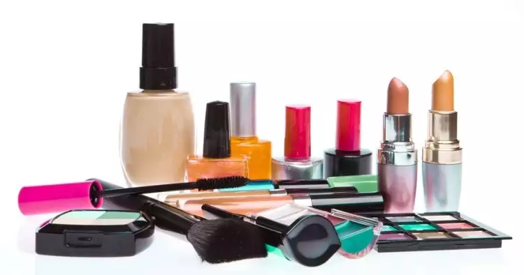 Ini 15 kesalahan yang sering dilakukan saat beli makeup, apa aja?