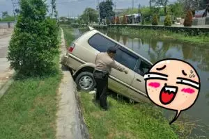 Foto polisi di dekat mobil nyebur sungai ini jadi guyonan netizen, duh