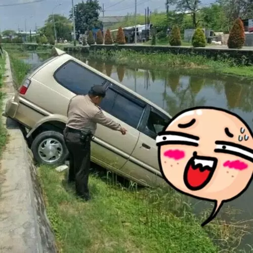 Foto polisi di dekat mobil nyebur sungai ini jadi guyonan netizen, duh