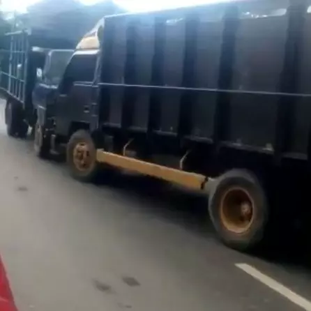  Emosi tak mau mengalah, dua sopir ini jadikan truknya 'adu banteng'