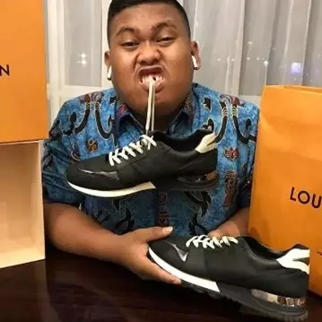 8 Gaya si ajudan pribadi pamer barang mahal, songongnya kocak abis