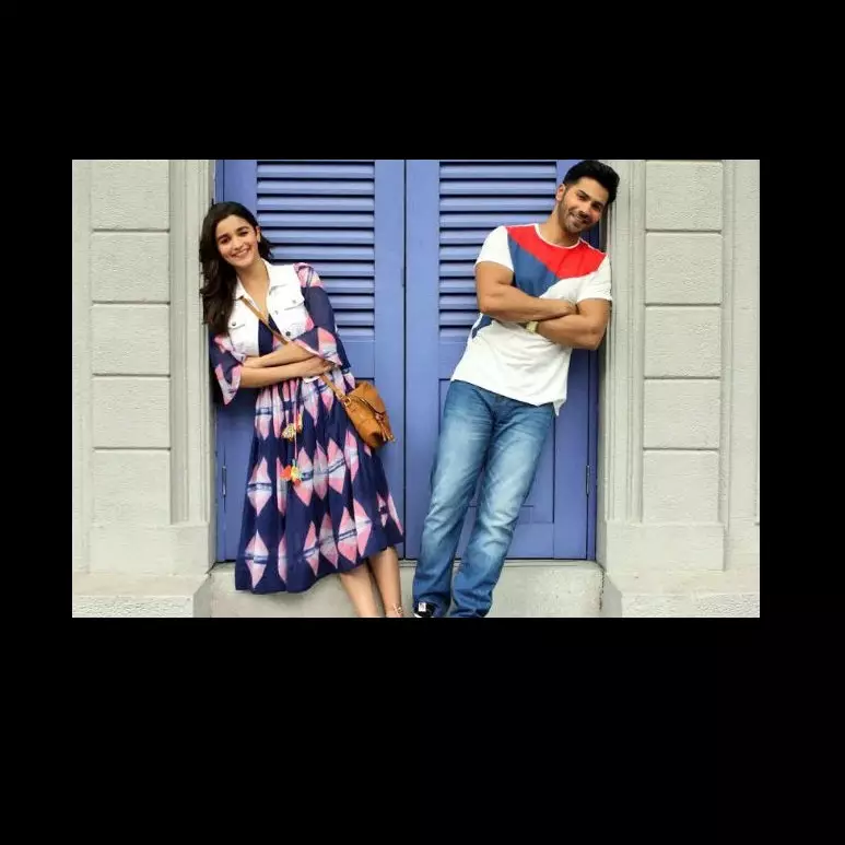 Nggak cuma dengan Sidharth, 12 foto mesra Alia &amp; Varun ini bikin baper