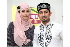 5 Foto cantiknya istri pertama yang gugat cerai Ustaz Al Habsyi