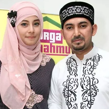 5 Foto cantiknya istri pertama yang gugat cerai Ustaz Al Habsyi
