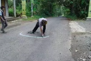 Aksi polisi berhati malaikat ini tuai pujian netizen