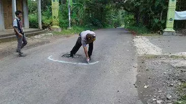 Aksi polisi berhati malaikat ini tuai pujian netizen