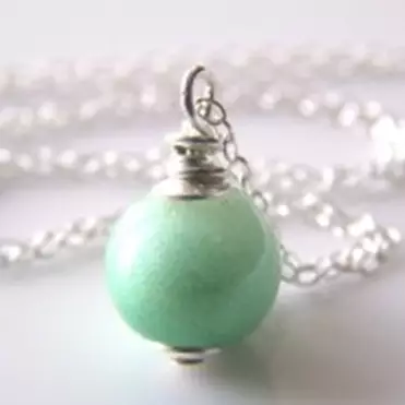 Kamu nggak akan sangka, perhiasan indah ini dibuat dari air susu ibu