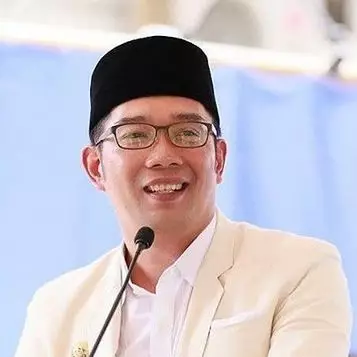 Ridwan Kamil marah, sindir keras pemilik mobil mewah parkir di trotoar