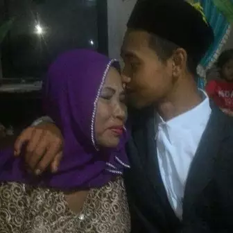 Pemuda 24 tahun ini nikahi wanita 67 tahun, bukti jodoh memang misteri