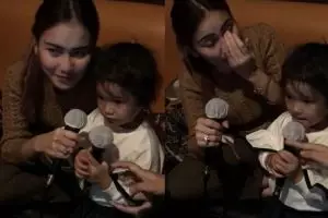 Ayu Ting Ting karaoke bareng Bilqis sambil nangis, kenapa?