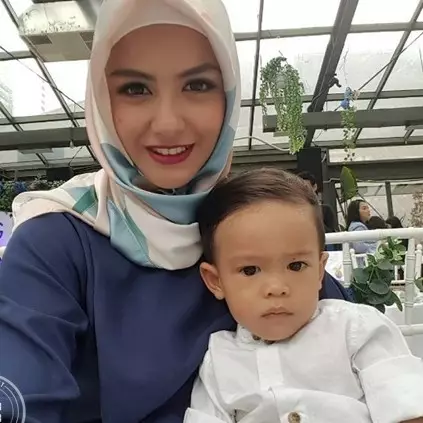 Pulang dari umroh, ini 10 potret anggunnya Revalina saat pakai hijab