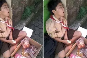 Potret bocah berseragam pramuka jualan hingga tertidur ini bikin haru