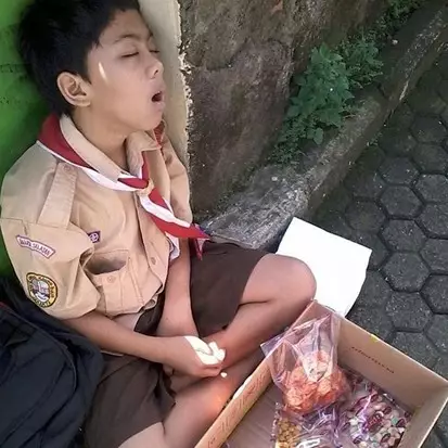 Potret bocah berseragam pramuka jualan hingga tertidur ini bikin haru