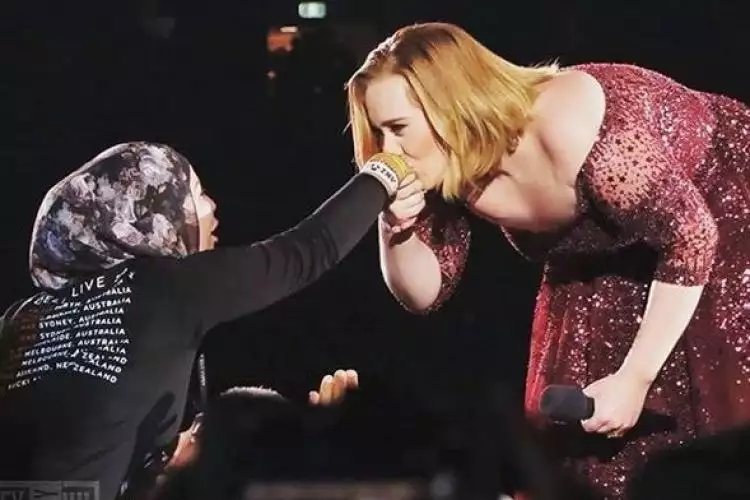 Aksi Adele cium tangan fans berhijab ini tuai banyak pujian