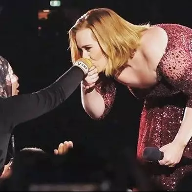 Aksi Adele cium tangan fans berhijab ini tuai banyak pujian
