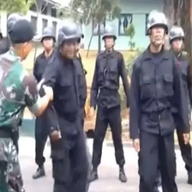 Aksi pria latihan baris-berbaris ini lucunya nggak ketulungan