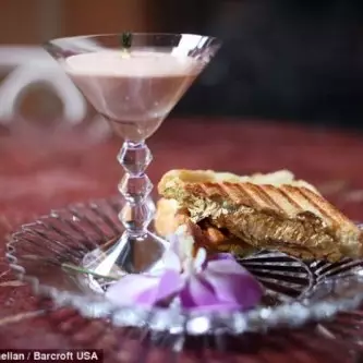 Sandwich berlapis emas ini dijual dengan harga Rp 2,8 juta, wow!