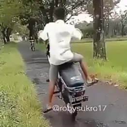Ngawur freestyle di jalan kampung, anak ini akhirnya nyungsep ke sawah