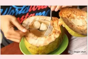 Lagi ngehits, ini 5 makanan yang disajikan dalam batok kelapa