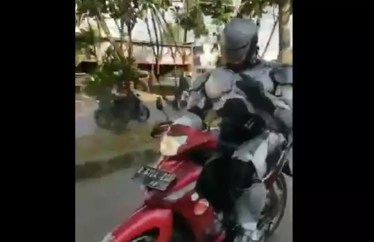 Aksi orang berkostum Robocop naik motor bebek ini bikin geli sendiri