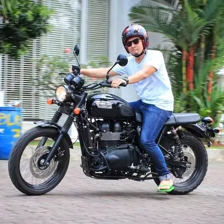 Adu keren 10 seleb ganteng saat tunggangi motor, mana favoritmu?