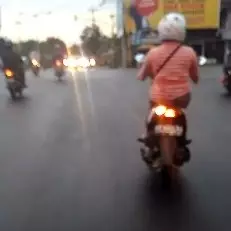 Aksi emak-emak sein kiri belok kanan ini bikin jantung dag-dig-dug