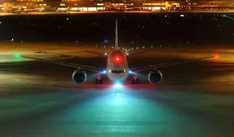 Saat gelap bisa terbang pakai radar, kenapa pesawat ada banyak lampu?
