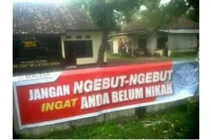 10 Spanduk anjuran jangan ngebut ini nyentrik abis, kocak tapi makjleb