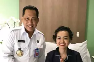 Tak cuma kalangan artis, ini 4 pejabat penting yang jenguk Julia Perez