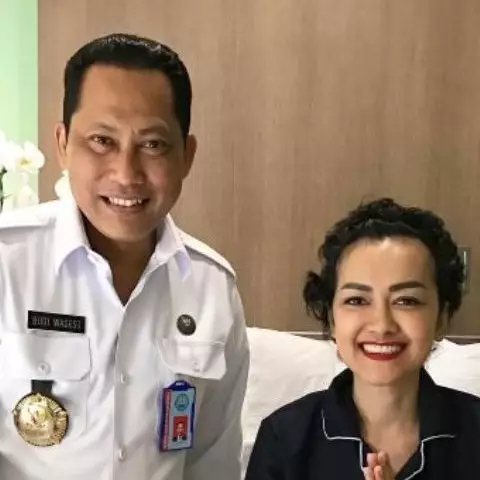 Tak cuma kalangan artis, ini 4 pejabat penting yang jenguk Julia Perez