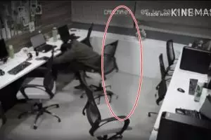 Asyik bekerja, wanita ini diganggu penampakan sosok bayangan hitam