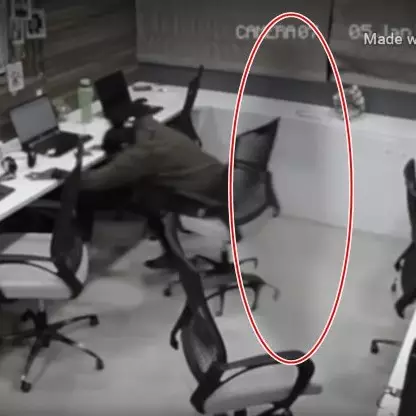 Asyik bekerja, wanita ini diganggu penampakan sosok bayangan hitam