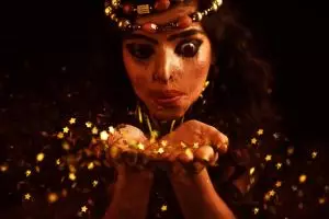 15 Potret menyentuh korban siraman air keras, bukti hati wanita kuat