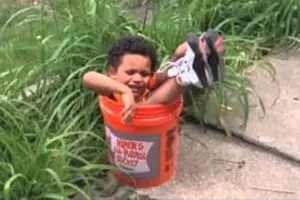 10 Potret balita tersangkut ini undang tanya, kok bisa?