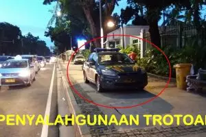 10 Foto penyalahgunaan trotoar ini bikin geram pejalan kaki